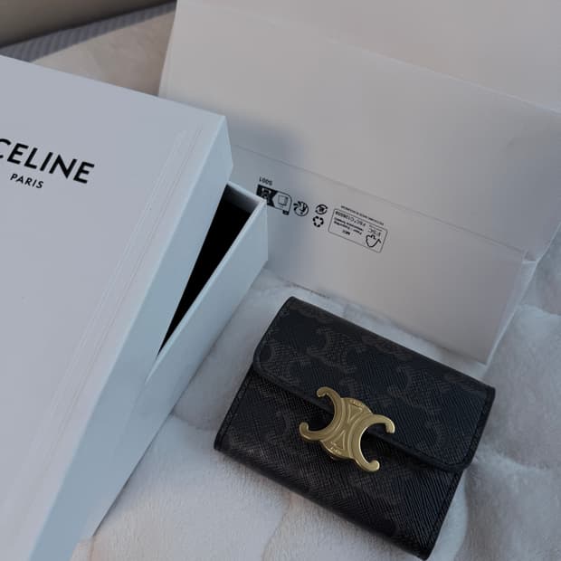 셀린느 트리옹프 캔버스 코인 컴팩트 윌렛 탄 지갑