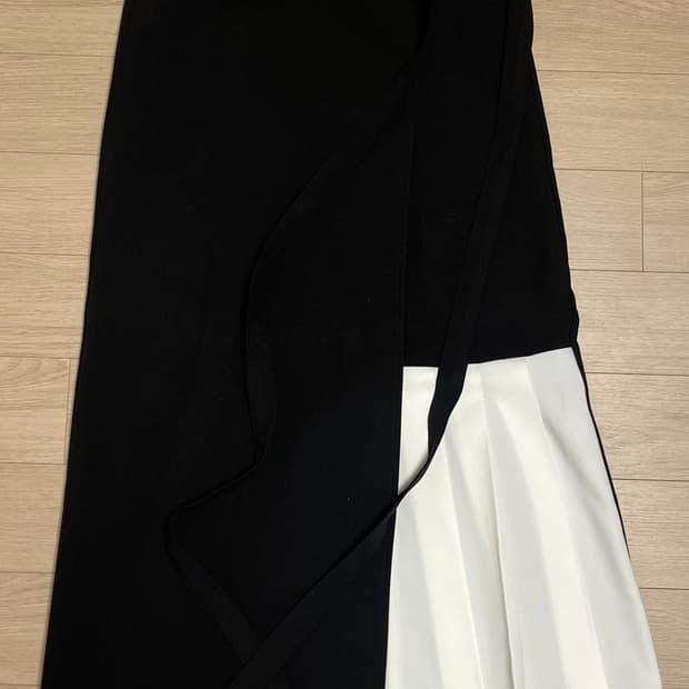 플리츠 랩 스커트