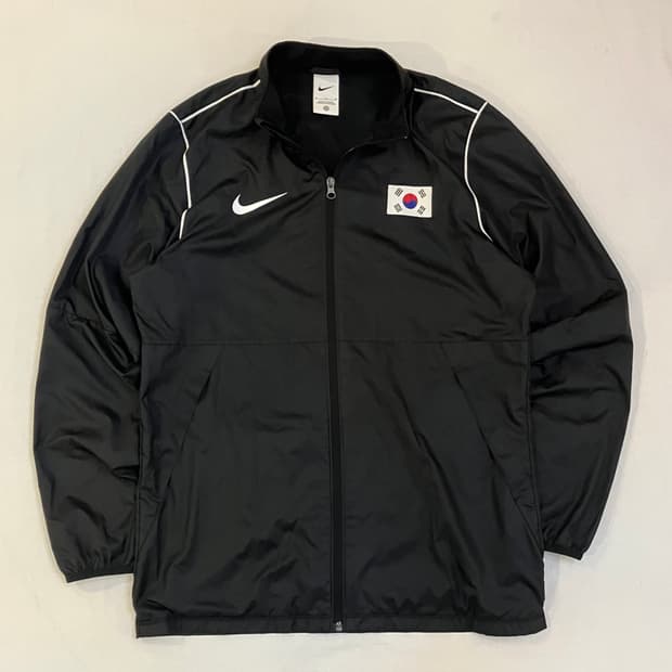 블랙 색상의 나이키 대한민국 국가대표 바람막이입니다. 태극기 마크가 선명