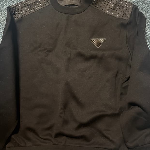 프라다 스터드 맨투맨 블랙 정품 QR인증 가능