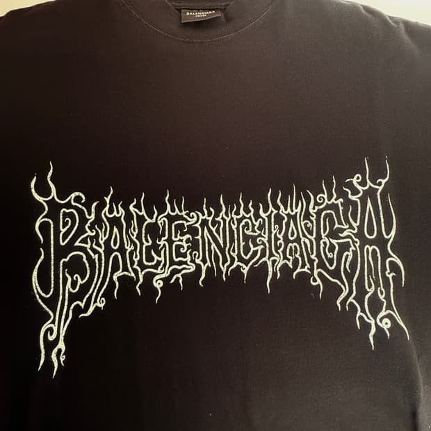 발렌시아가(Balenciaga)의 메탈릭 로고 프린트 티셔츠 