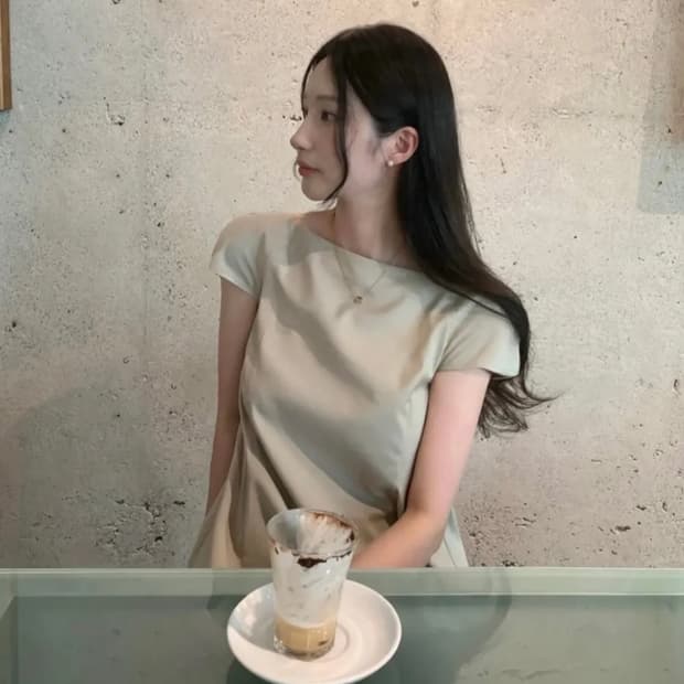새상품 녹섭 minimal off-shoulder blouse