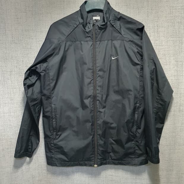 나이키 스우시  블랙 바람막이 자켓 