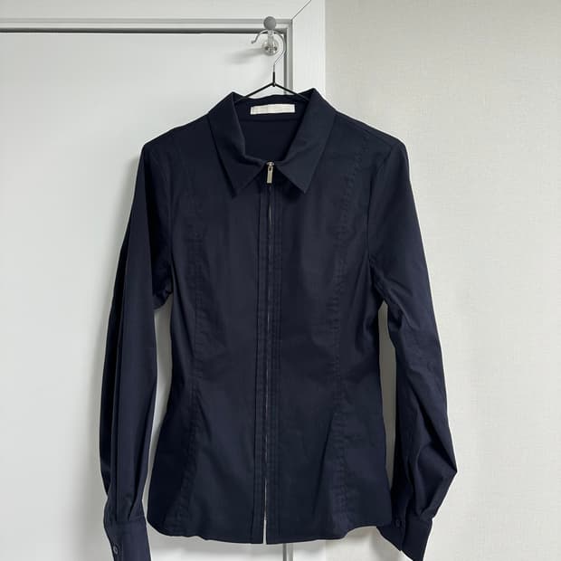 마조네 네이비 컬러 슬림핏 지퍼 셔츠