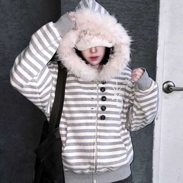 언타이틀서울 스트라이프 퍼 후드집업 더콜디스트모먼트 aeae