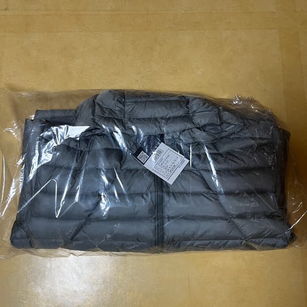 벤투스 온 자켓 실버색상  M사이즈 새상품 팝니다.