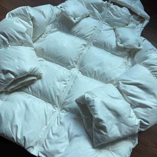 무신사 게스 남녀공용 소매탈착 조끼가능 글레이즈드 다운패딩 아이보리 M