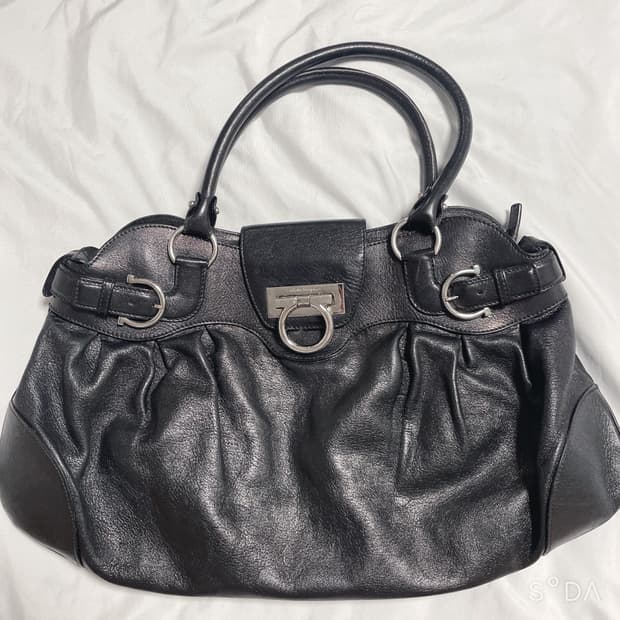 페라가모 블랙 숄더백