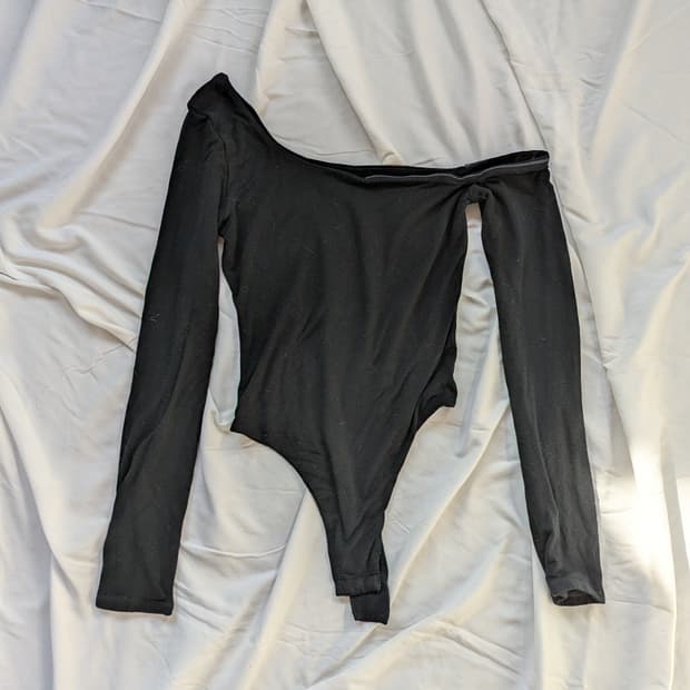 리 오나 RE ONA 블랙 언발란스 컷 아웃 긴팔 바디수트