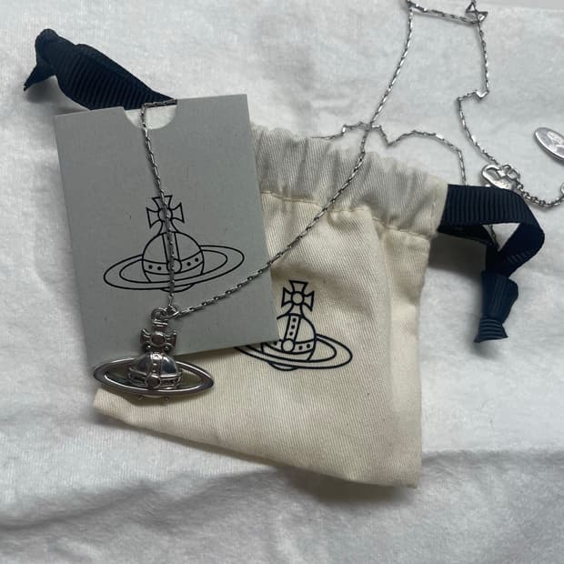 비비안웨스트우드 수지 펜던트 실버 목걸이