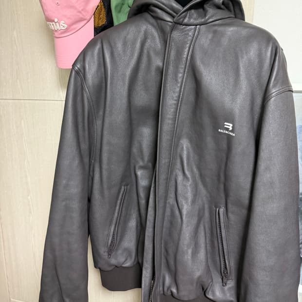 발렌시아가 택시 후드 46사이즈 새상품 판매합니다.