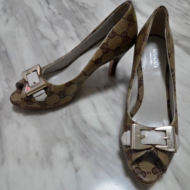 구찌 오픈토 펌프스 힐