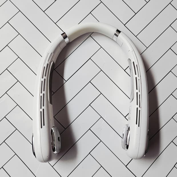 (거의새것)날개없는 넥밴드 선풍기 화이트 호주여행 필수템!