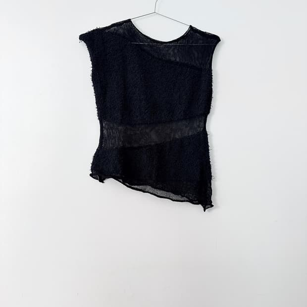 Boucle unbalanced sleeveless knit