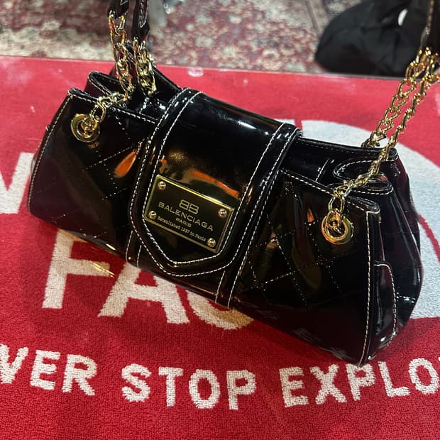 발렌시아가 에나멜 체인 숄더백