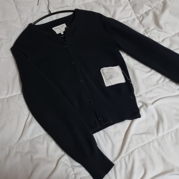 
(W) 마뗑킴(Matin Kim) 타이포 패치 라운드 가디건 블랙