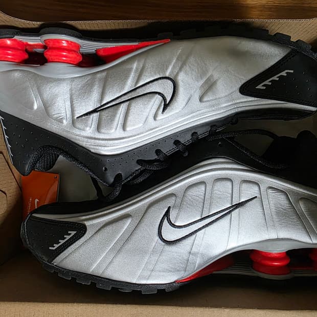 나이키 샥스 R4 285사