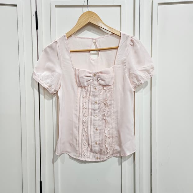 리본 프릴 블라우스