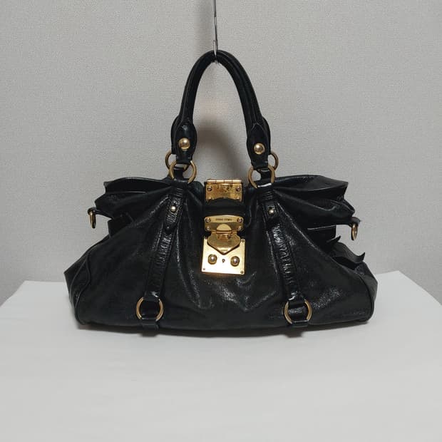 미우미우 블랙 레더 리본 사첼백 (정품)