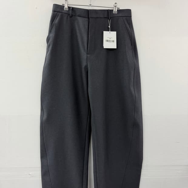 주앙옴므 리파인드 커브드 트라우저 차콜