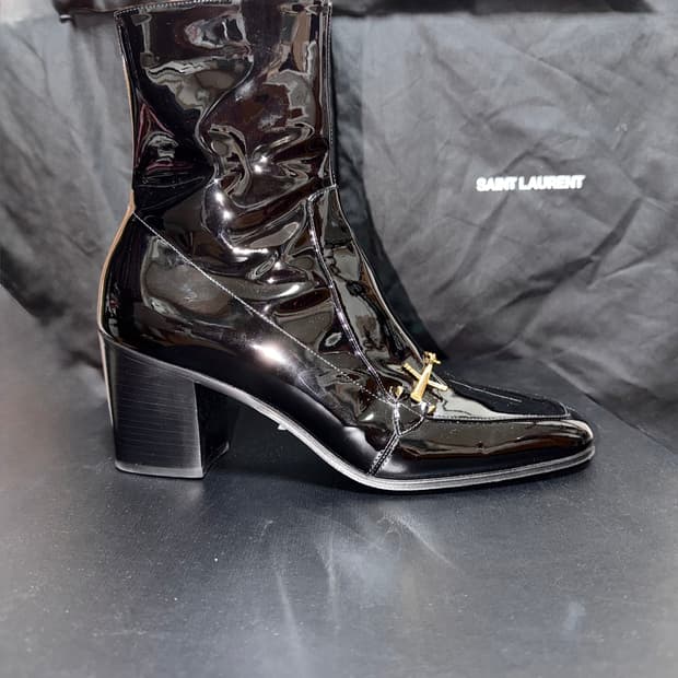 생로랑 75mm 글로시 리플렉티브 어퍼체인 하이힐 부츠