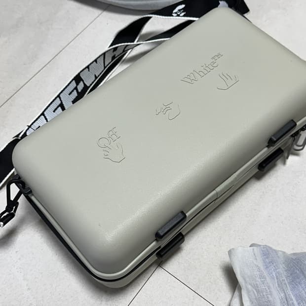 오프화이트 아모레 프로텍션 박스