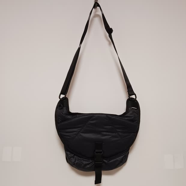 엄브로 패딩 슬링백