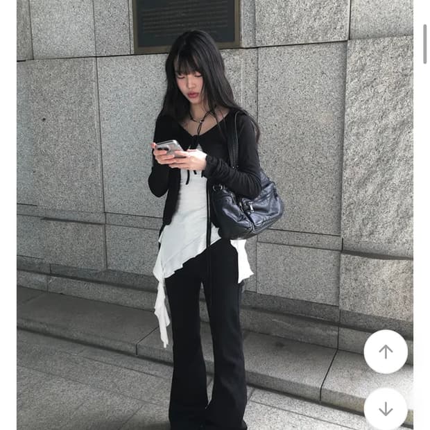 애니원모어 언발 프릴 탑