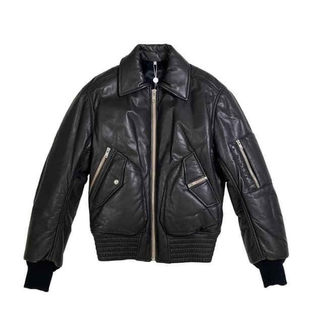 마르지엘라 가죽봄버 블랙색상으로 구해요