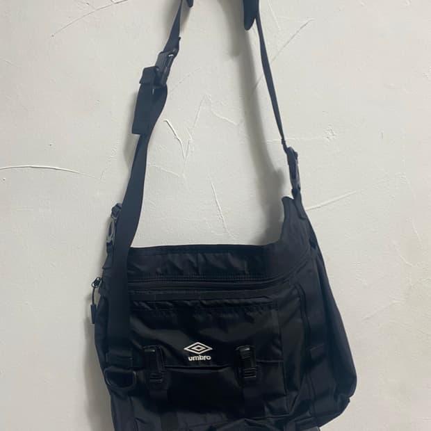 엄브로 블랙 메신저백