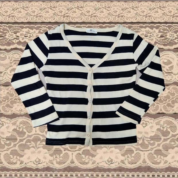 슬림핏 스트라이프 세미크롭 니트 가디건