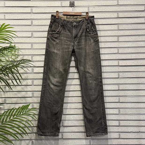 팀버랜드 샌드워싱 데님팬츠 스트레이트핏 백 레더 로고 패치 디테일 흑청