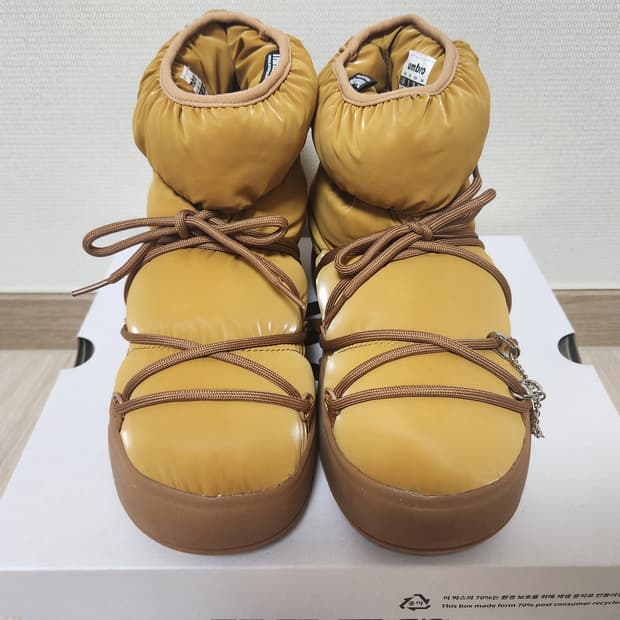 (새상품)엄브로 LEEY 콜라보 패딩부츠 240사이즈