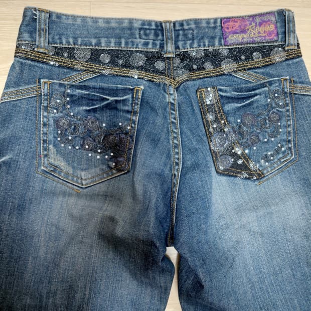 Reuve 오리엔탈 큐빅 백포켓 디테일 워싱 데미지드 데님