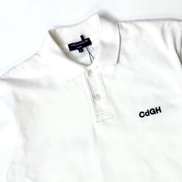 Comme des Garcons 꼼데가르송 화이트컬러 자수 로고 반팔티