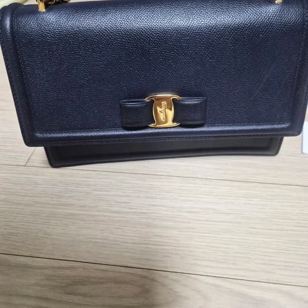 페라가모 체인 숄더앤크로스 네이비