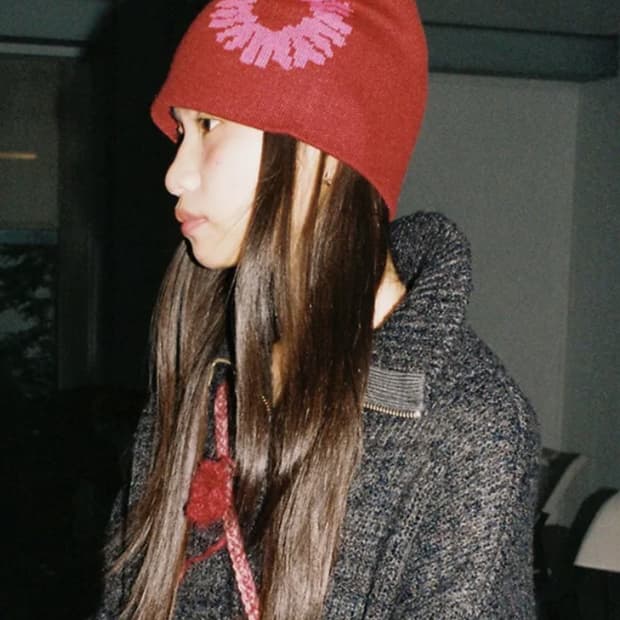 999휴머니티 버건디 로고 심볼 자카드 비니