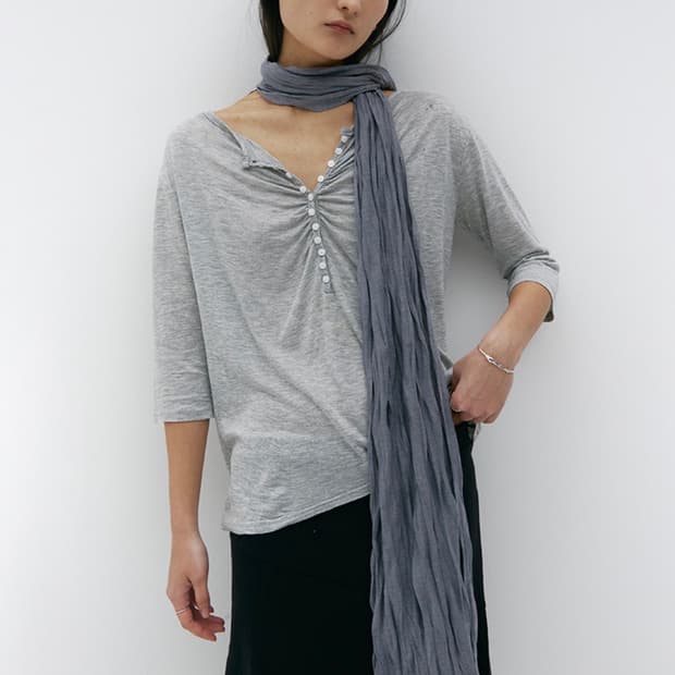Hwae 화애 SHIRRING HENLEY-NECK TOP grey  
