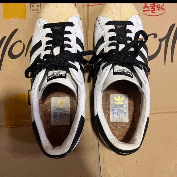 255 아디다스 슈퍼스타 프리미엄 화이트 블랙