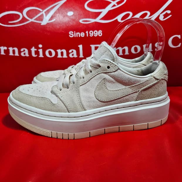 나이키 조던1 엘리베이트 코코넛밀크 235 size
