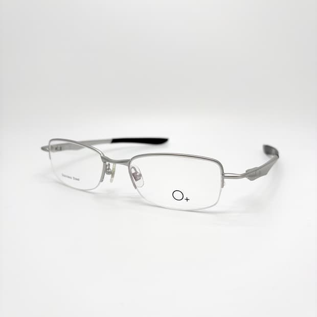 O+ EYEWEAR 매트 실버 스퀘어 반무테
