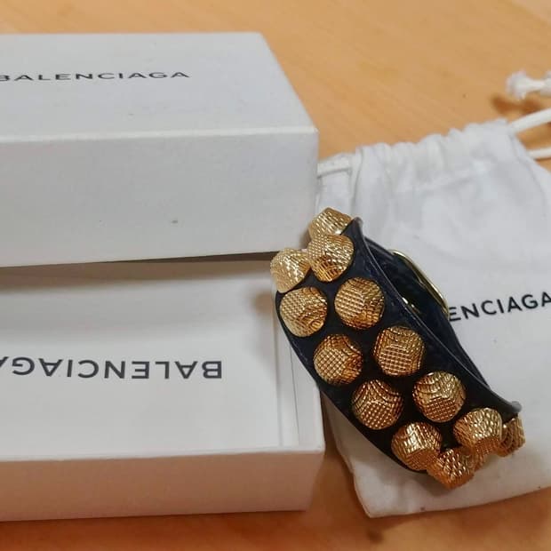발렌시아가 Balenciaga 자이언트 커프 레더 팔찌 (네이비/골드)