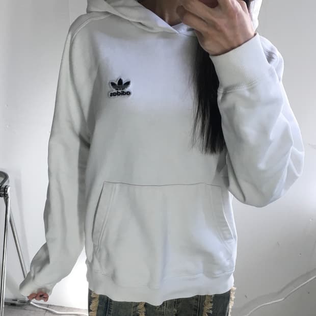 아디다스 가슴로고 후드티