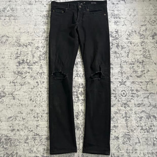 생로랑 D02 무릎 슬릿 디스트로이드 블랙 데님