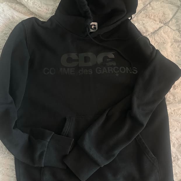 Cdg 후드티 -s 글씨가 블랙