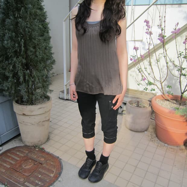 띠어리 슬리브리스 니트 핀턱 플리츠 디테일 루즈핏 브라운