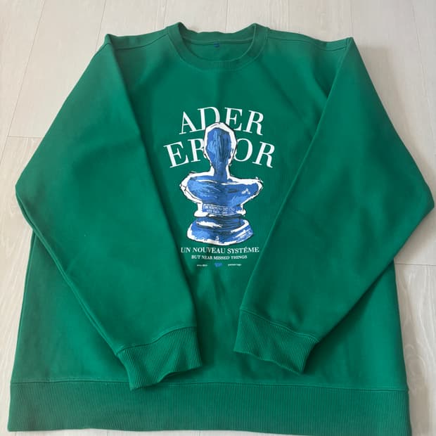 아더에러 포트레이트 트로피 로고 맨투맨 a1