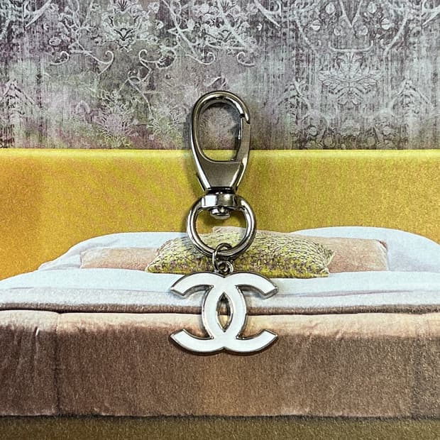 샤넬 클래식 CC 로고 실버 키링 화이트
