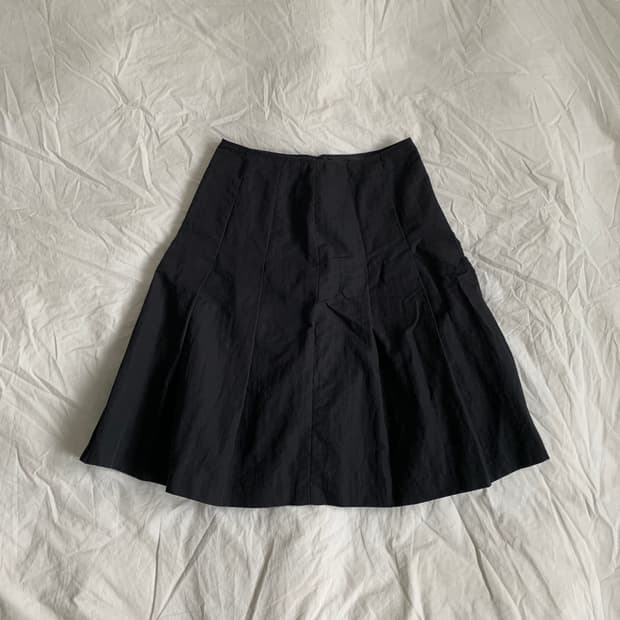 블랙 핀턱 미디 스커트