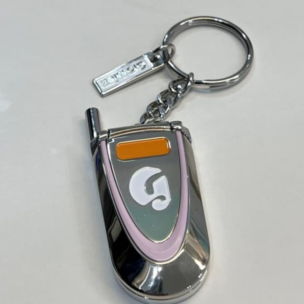 글로시에 폴더폰 키링